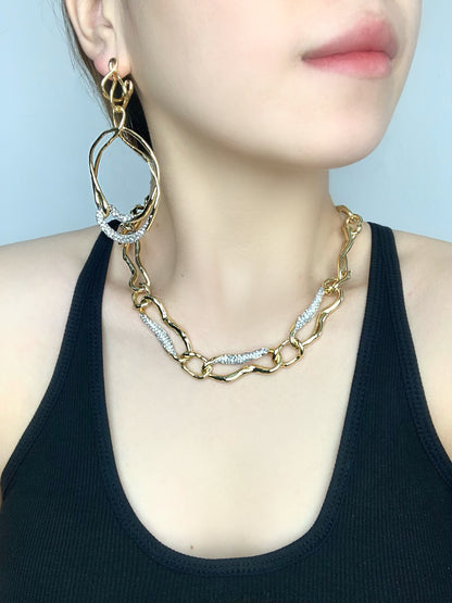 Avant-Garde Twist: Vintage Gold-Plated Copper Necklace with Micro-Pave Diamonds