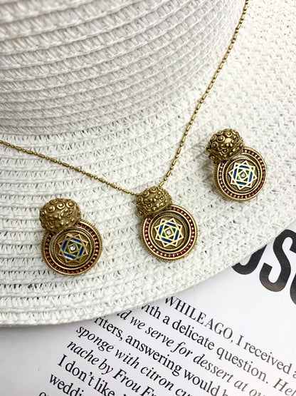 Vintage Embossed Guardian Lion Jewelry Set – Rotatable Zircon Pendant Necklace & Stud Earrings